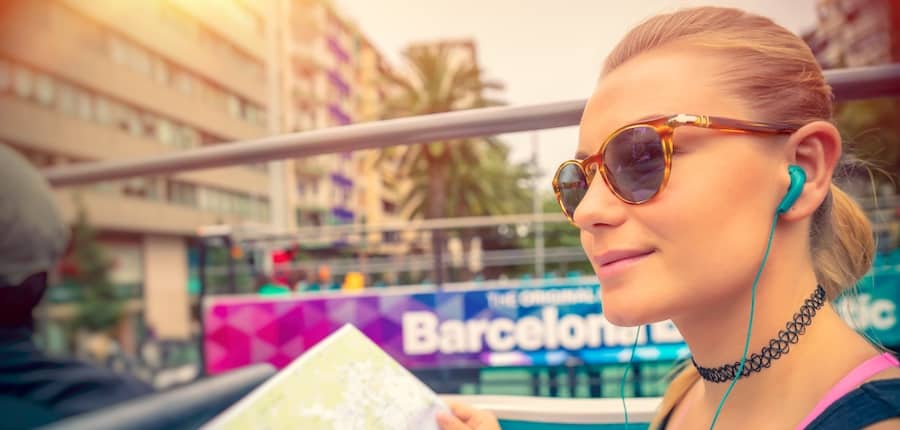 Touristin im Hop-on/Hop-off-Bus