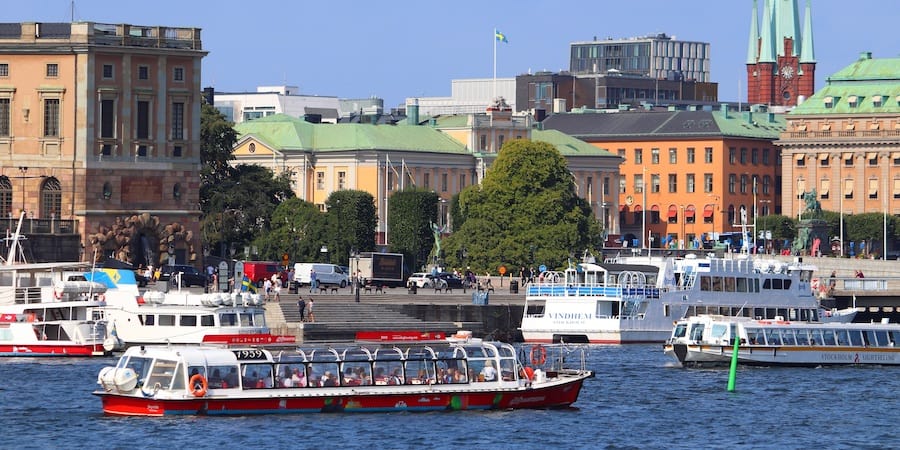 Red Sightseeing Hop-on/Hop-off-Boot in Stockholm