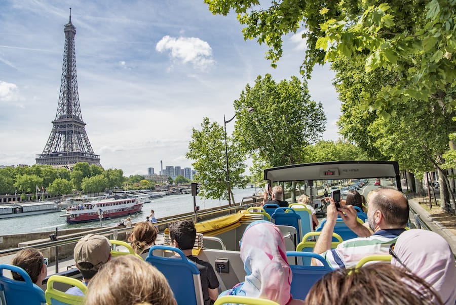 Tootbus Paris mit offenem Dach vor Eiffelturm