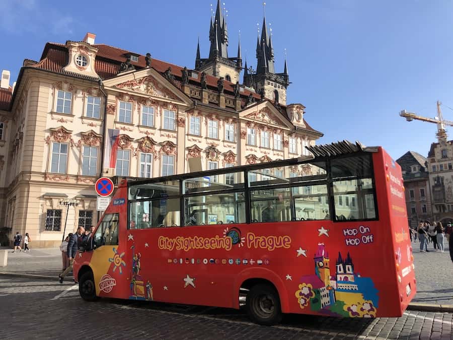 Prag: City Sightseeing Bus am Altstädter Ring